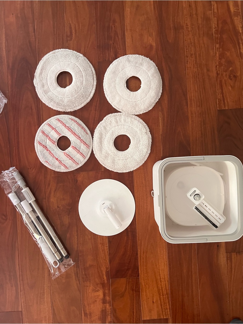 Self reroving Floor Cleaning Mop Replacement Pads & Bucket Set - White